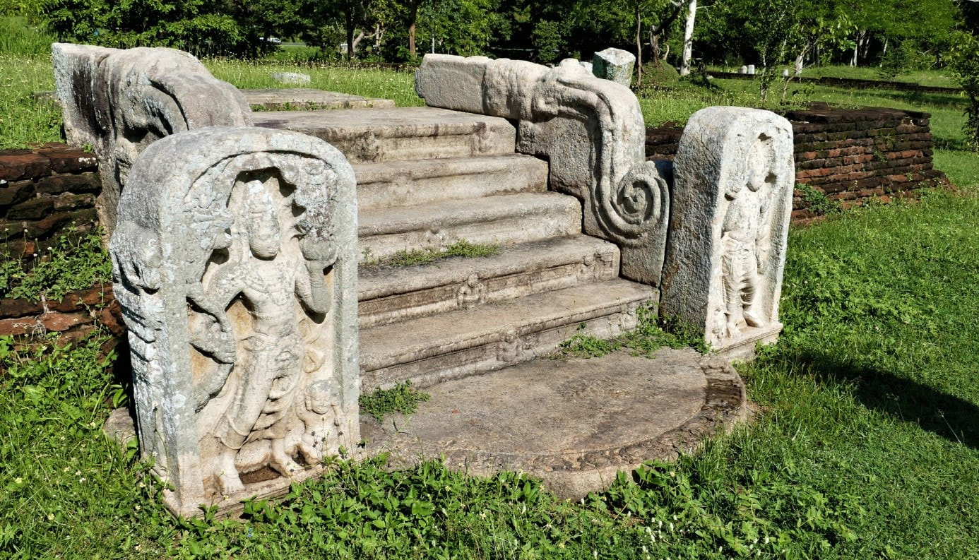 Bild 22: Stufenaufgang zu einem Gebäude der Jethavanaramaya Monastery in Anuradhapura