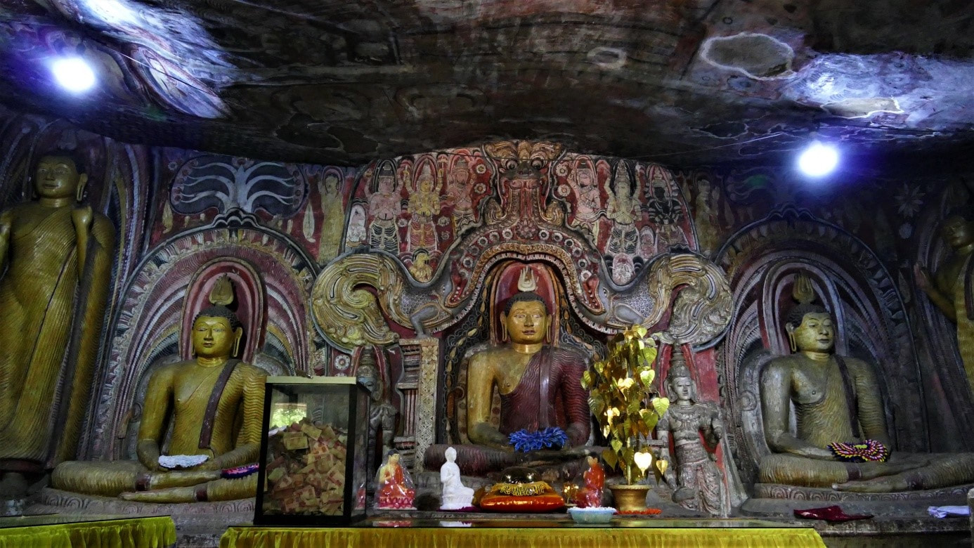 Bild 38: Kloster Sasseruwa: Makara-Bogen mit Kala über Buddha-Altar