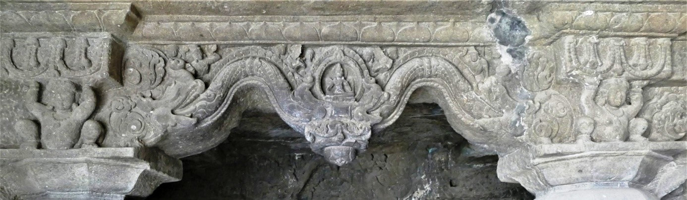 Bild 47: Höhlen von Ellora, Kailasa Tempel – Makara-Bogen