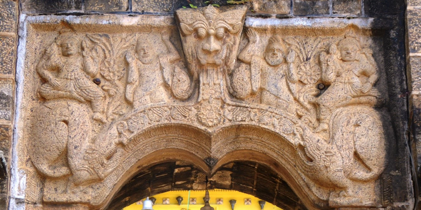 Bild 50: Hanguranketa Pothgul Raja Maha Viharaya: Lintel (Makara-Bogen) über Eingangstor