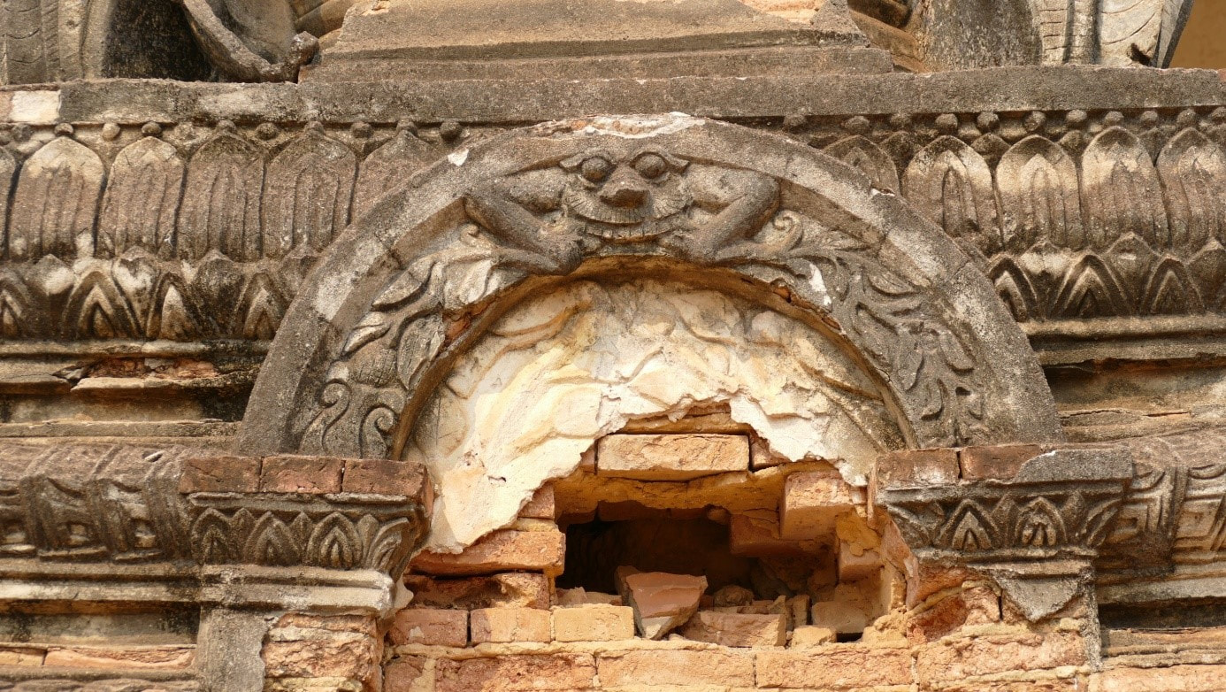 Bild 53: Wat Roluos (Roluos-Region, Siem Reap) – Kala an einem Stupa (19. Jahrhundert ?)