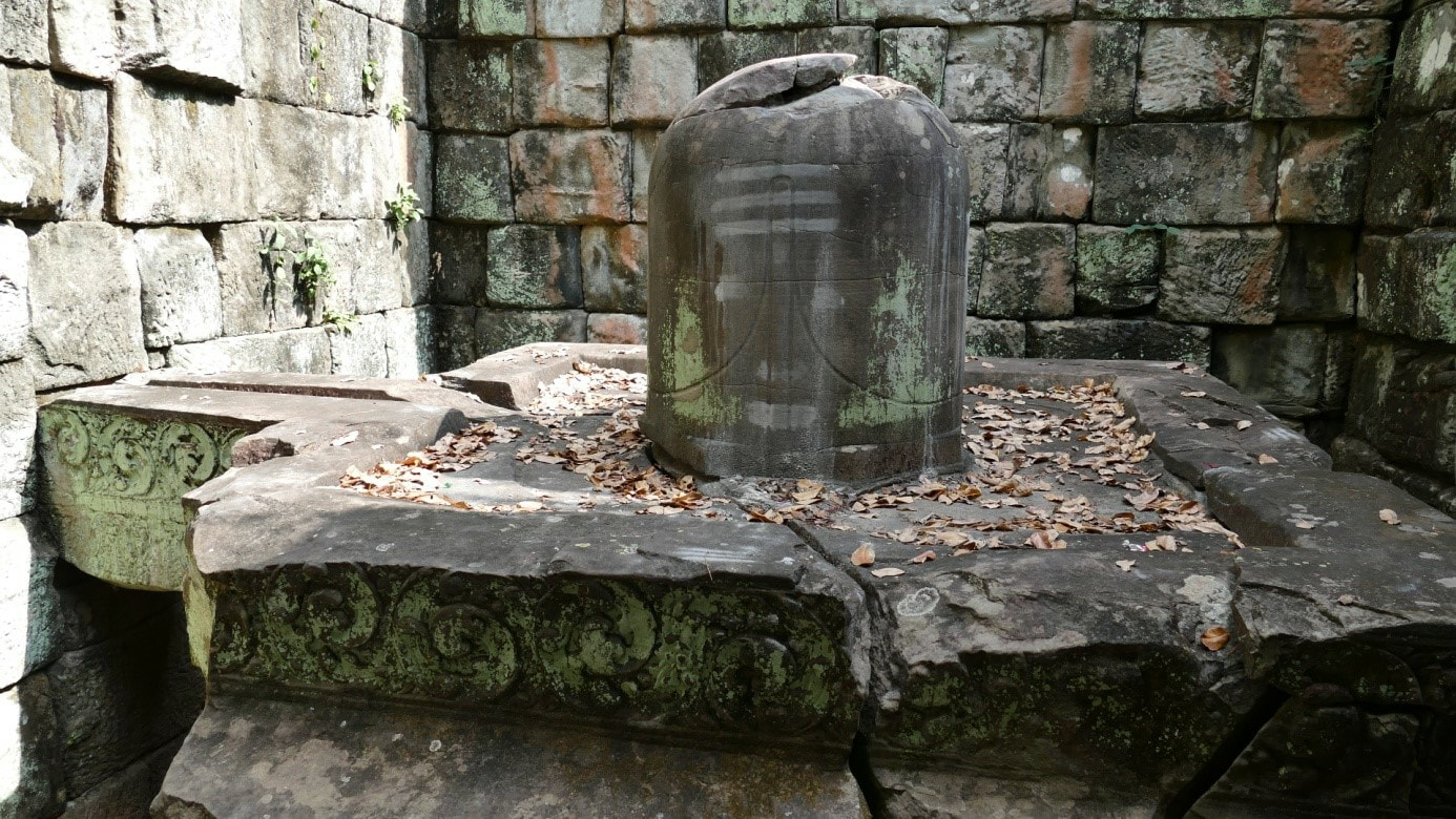 Koh Ker Tempelgruppe: Lingam Tempel 4 raumfüllende Snanadroni mit Somasutra 
