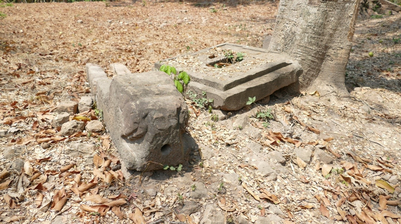 Prei Khmeng Tempel – Gargoyle und Fragment eines Pedestal
