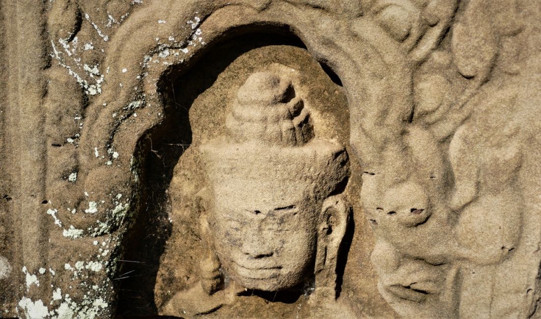 Bild 11: Krol Ko Tempel – Porträt, Relief-Fragment
