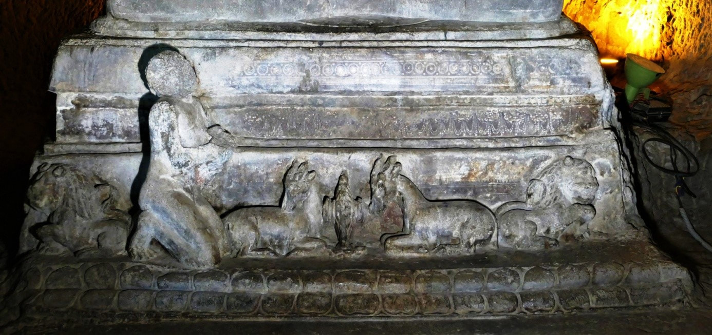 Ajanta: Löwen-Thron mit Gazellen, dem Rad der Lehre und einem Anbeter