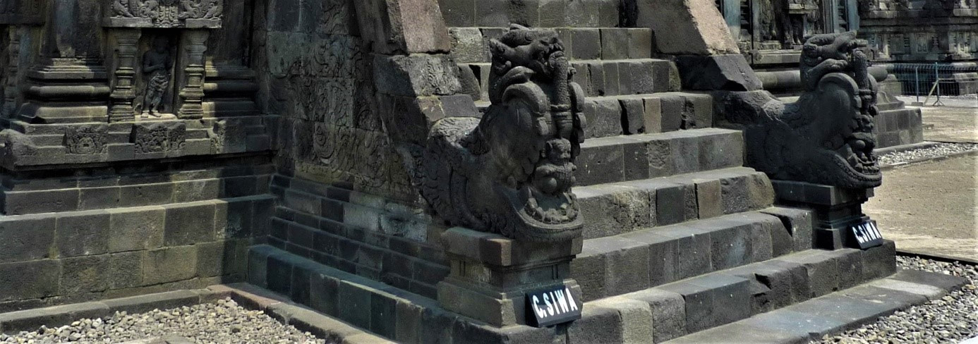Bild 9: Prambanan – Aufgang zum Shiva-Heiligtum mit Makara-Mischwesen (Foto: Vanessa Jones)