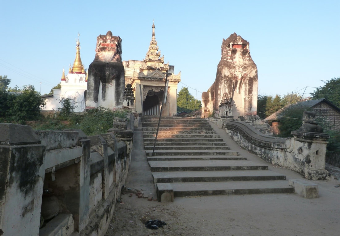 Bagan: Östlicher Zugang zur Shwezigon Pagode 