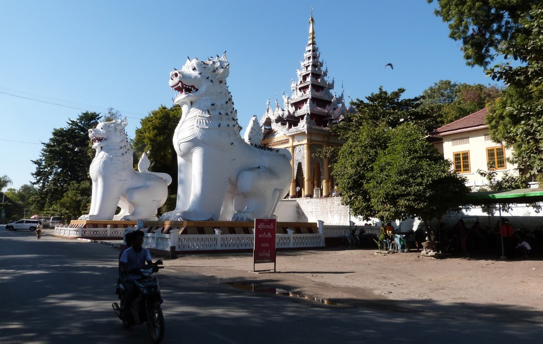 Löwen am Zugang zum Mandalay Hill