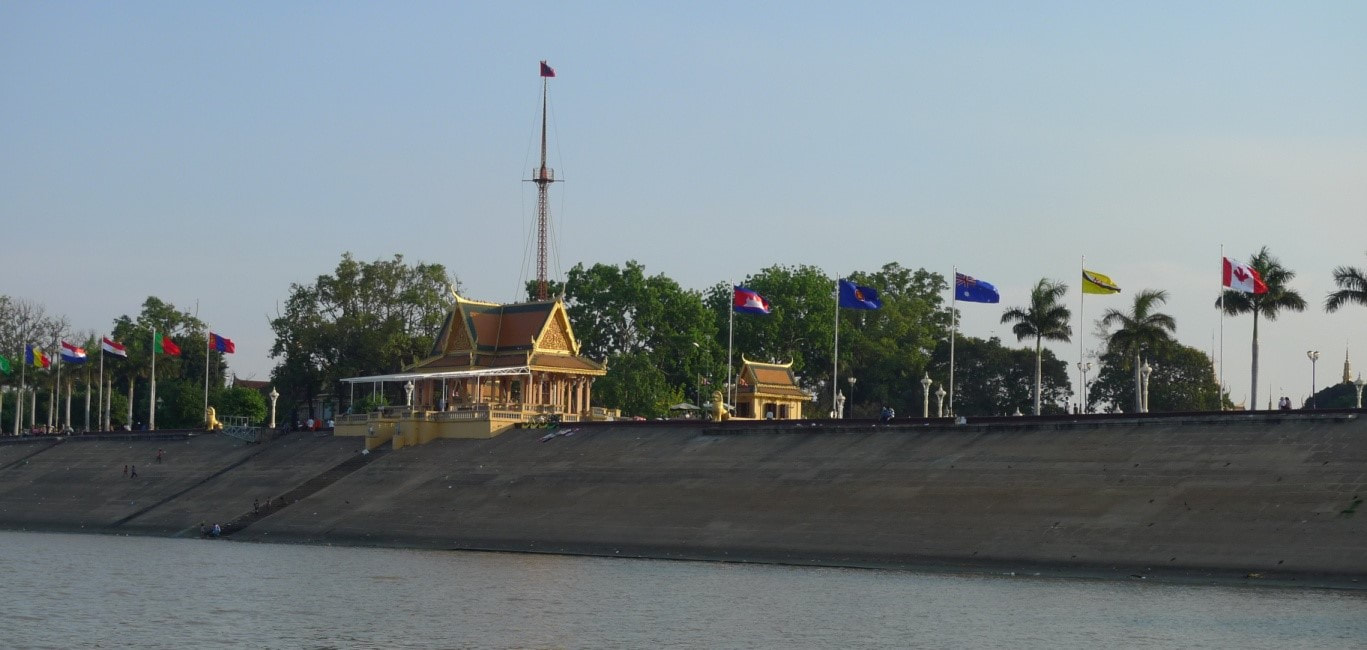  Phnom Penh: Tonle Sap Westufer mit Dorngkeu Schrein (VJ)