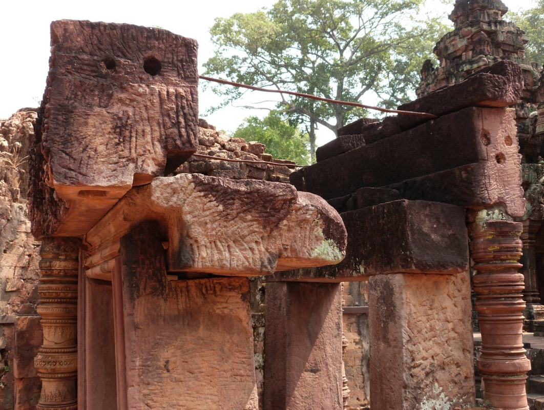 Bild 17: Sturzarchitektur (Seitenansicht, West-Gopuram) Banteay Srei-Tempel (Angkor-Region)