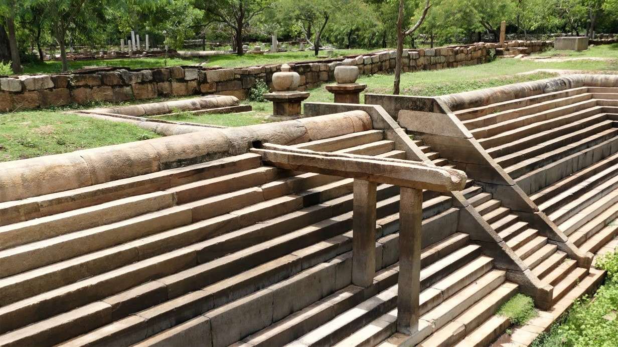 Bild 17: Mihintale – Indikatu Seya Tempelanlage – rechtwinklig geführte Wasserleitung 