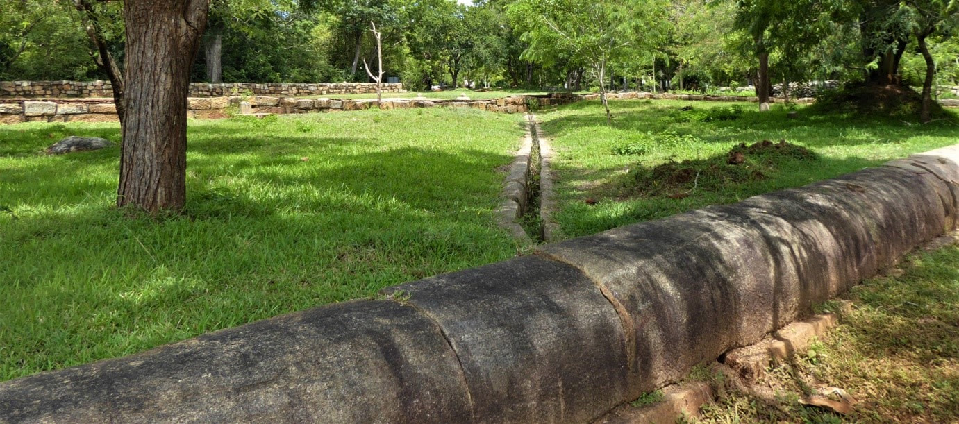 Bild 17.1: Mihintale – Indikatu Seya Tempelanlage – schräg angelegte Wasserleitung