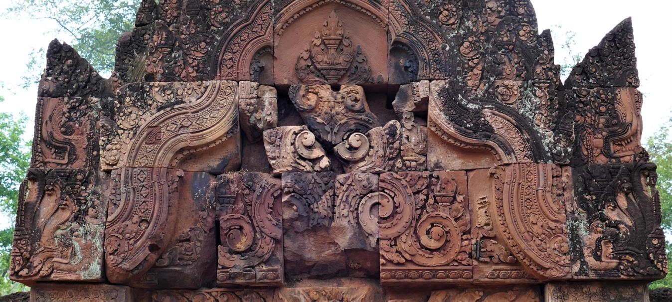Bild 13: Banteay Srei Tempel – Tympanum mit Naga/Makara-Bogen