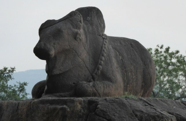 Bild 4: NANDI vor der Höhle 21 in Ellora (Maharashtra)