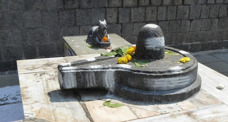 Bild 6: Freiluftaltäre mit NANDI & SHIVA-Lingam im Siddheshwar Tempel in Solapur