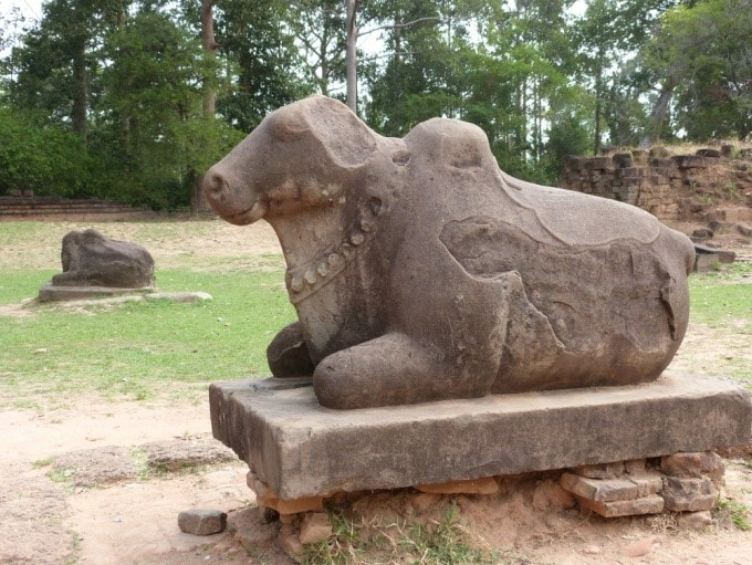 Bild 7: Drei NANDI-Skulpturen vor dem Preah Ko Tempel in der Roluos Gruppe bei Siem Reap 