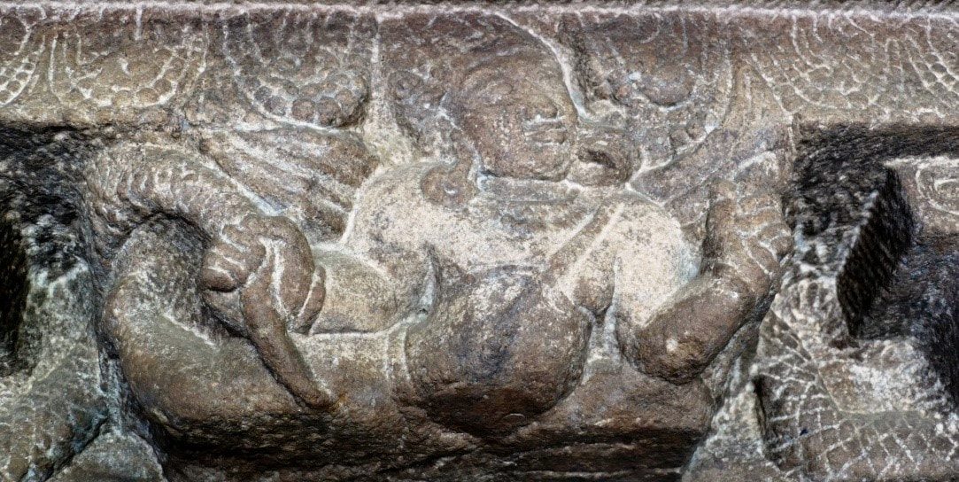 Bild 19: GARUDA (vermenschlicht) hält die Nagas im Griff – Lad Khan Temple, Aihole (Karnataka)