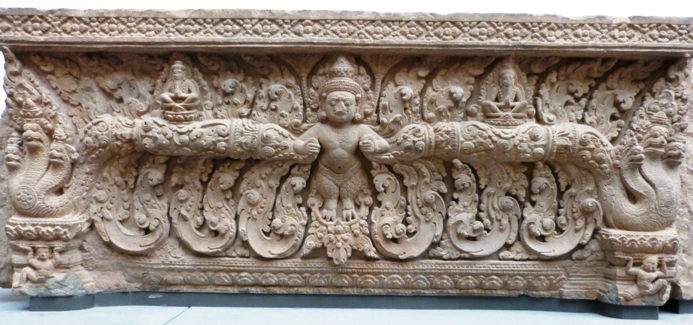 Bild 21: GARUDA, Lintel aus Prasat Kapilapura, Angkor-Gebiet (53-172-32cm, Preah Ko-Stil, 11.Jh.) Musée Guimet Paris