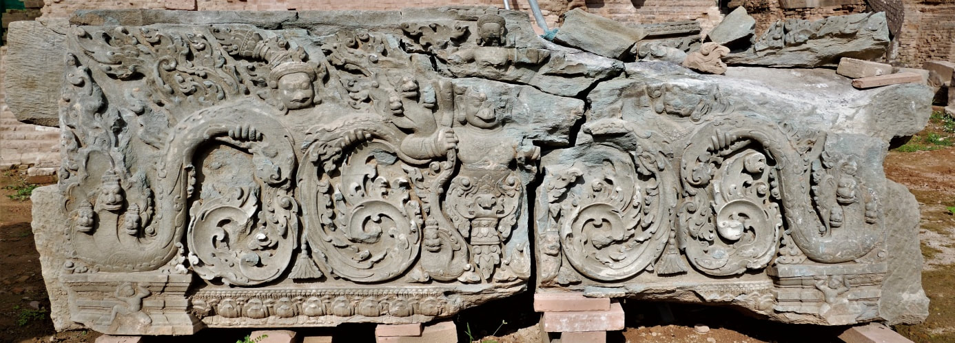 Bild 2: Türsturz mit Garuda und Nagas