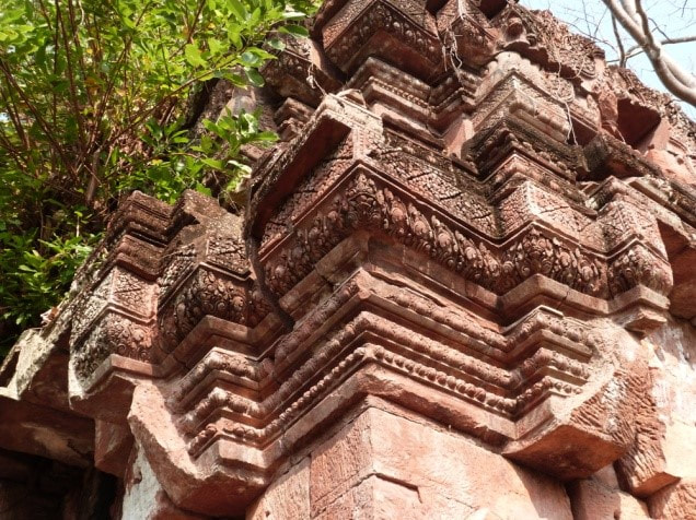 Verzierungen am weithin unbekannten Khmer-Tempel Phnea Kol