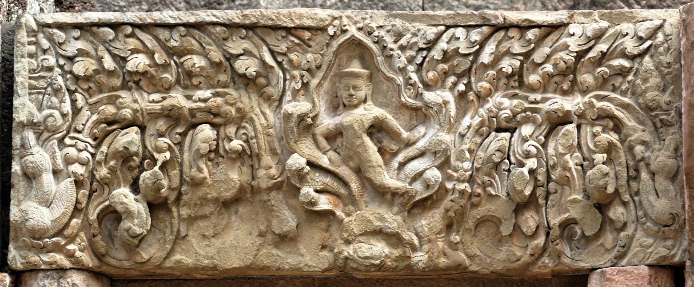 Bild 29: West-Gopuram (nördlicher Nebeneingang), Türsturz Krishna im Kampf mit Kaliya