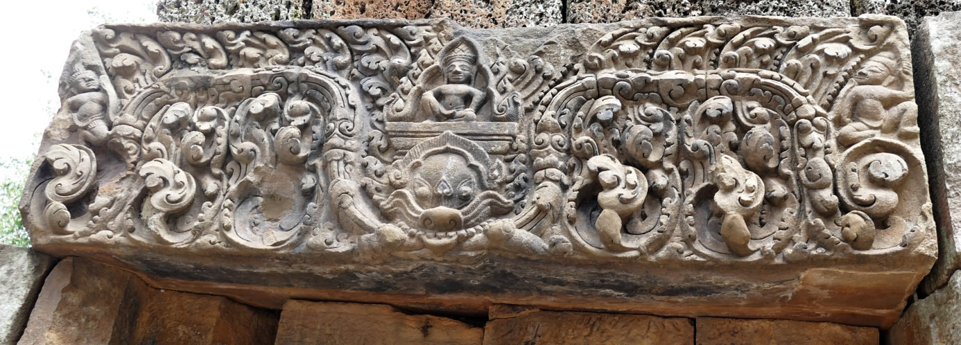 Bild 30: Nordwest-Ecke Außenmauer, Scheintür mit Türsturz Shiva auf Kala