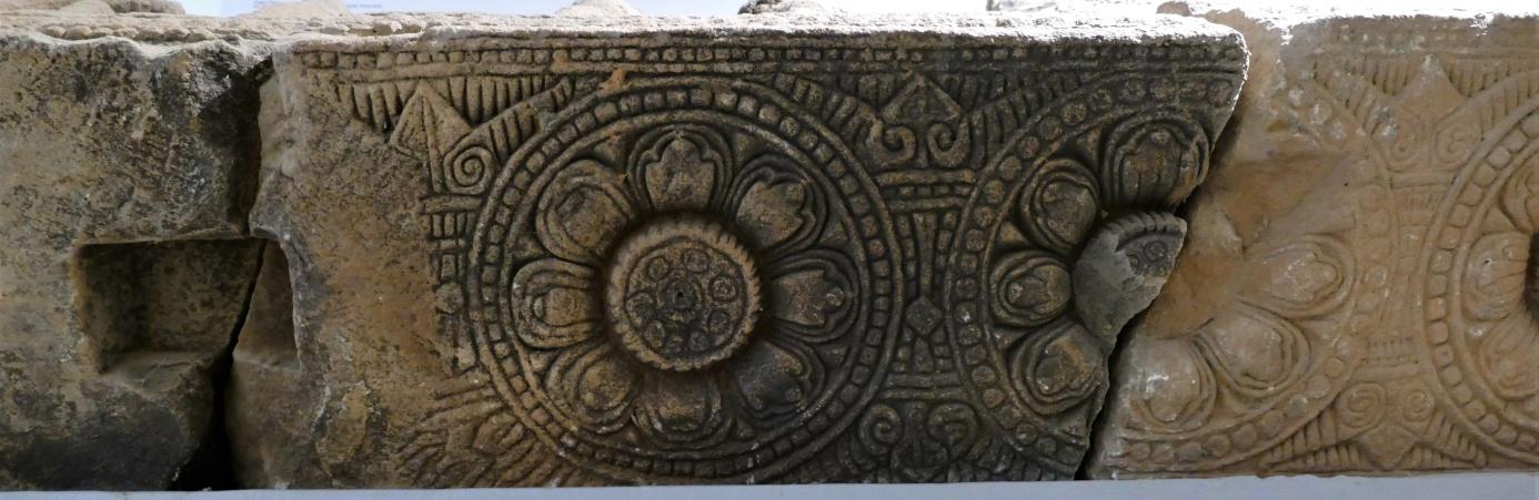 Bild 12.2: Angkor Borei Museum, dekorierte Unterseite vom Vishnu-Lintel (Bild 12.1) 