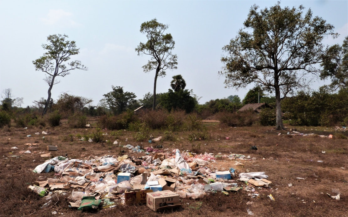 Private Mülldeponie zwischen Straße und Pram Tempel