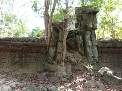 Westtor des einsamen Banteay Ampil Tempels bei Angkor