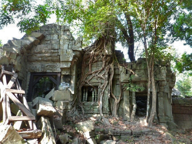 Osttor des unbekannten Dschungel-Tempels Prasat Banteay Ampil östlich von Angkor