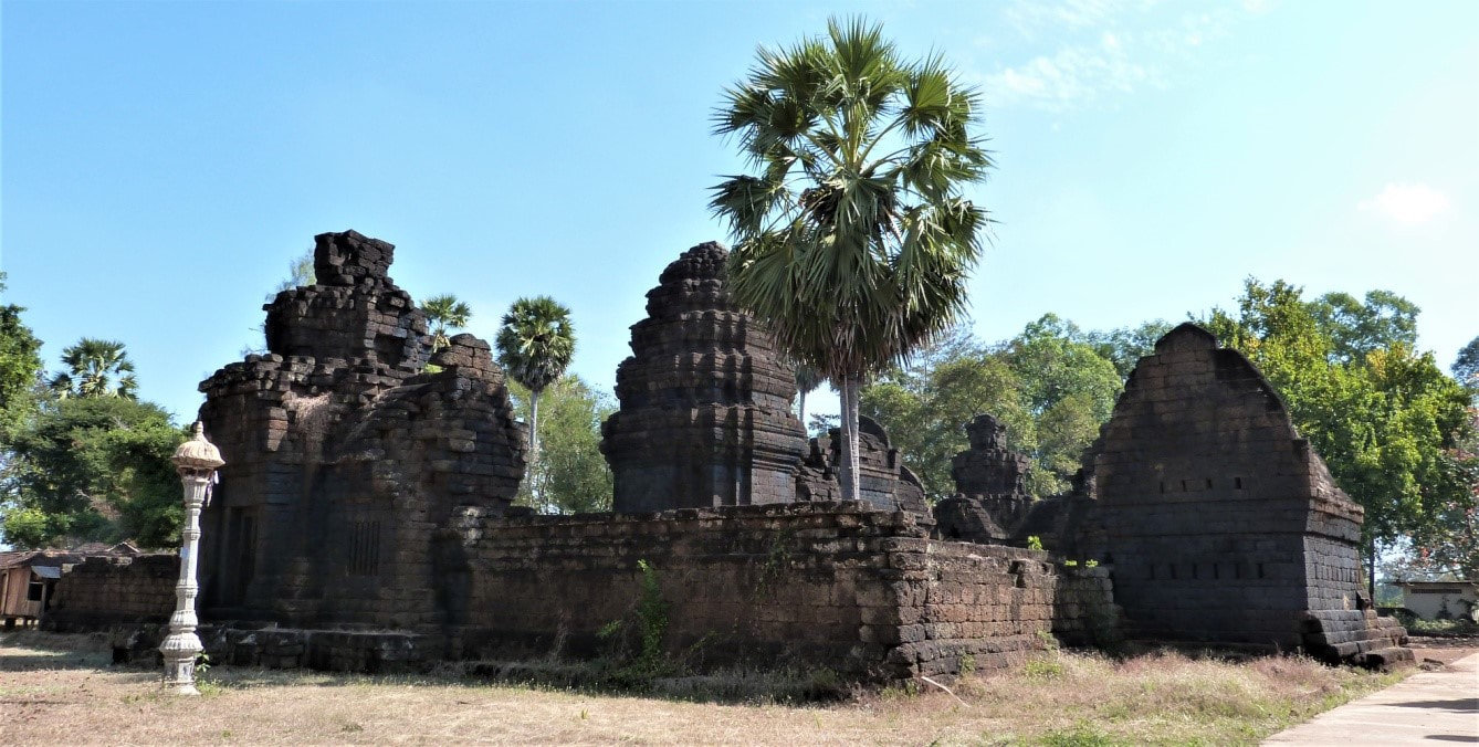 Bild 1: Prasat Kouk Nokor – Ansicht von Südwest: West-Gopuram, Außenmauer und Tempel