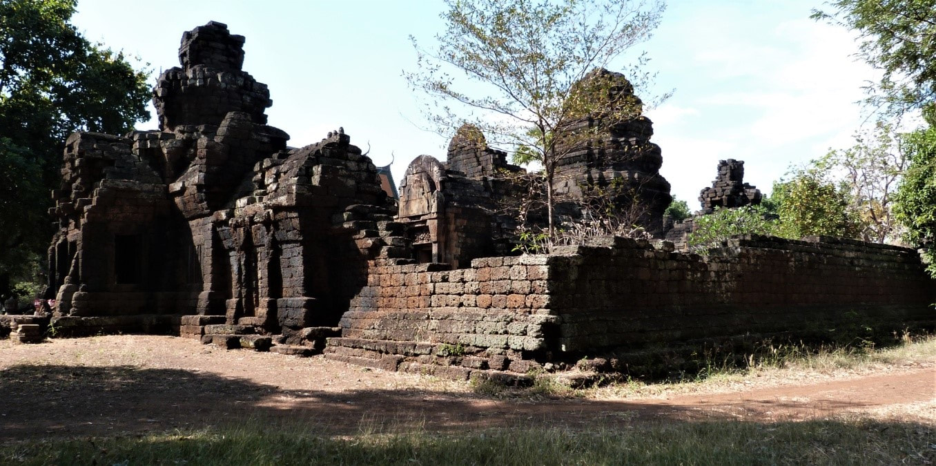 Bild 2: Prasat Kouk Nokor – Ansicht von Nordost: Ost-Gopuram, Außenmauer und Tempel