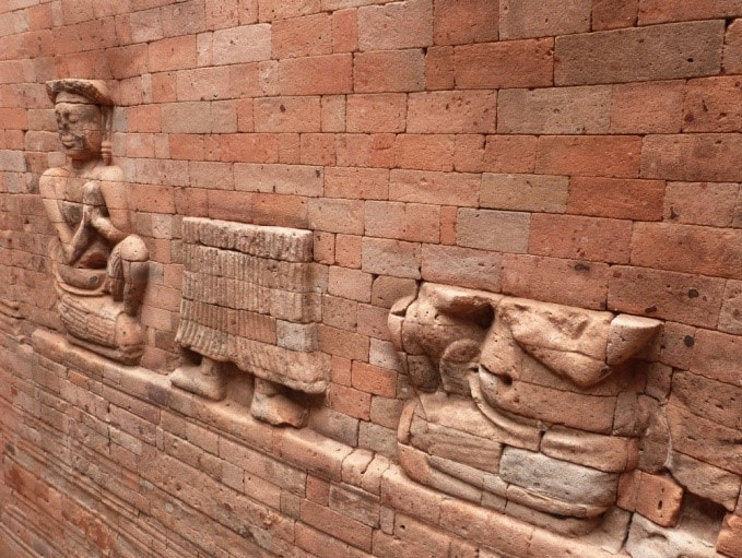 Prasat Kravan Nordturm: Lakshmi-Reliefs