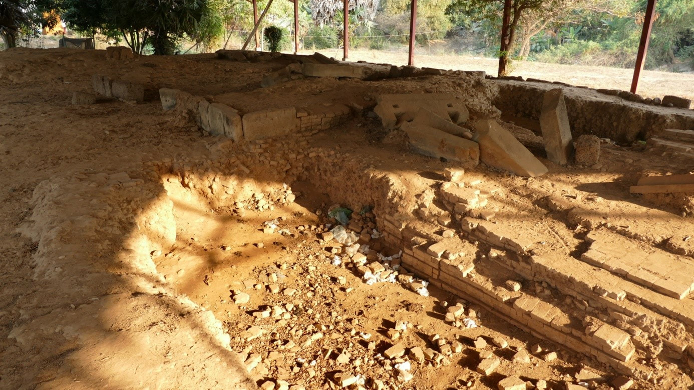 Prasat Patri (überdachte Ausgrabungsstätte)