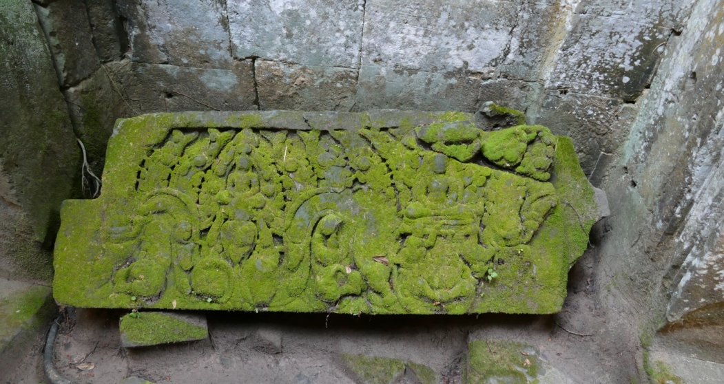 Bild 8: Preah Khan Tempel – Süd-Gopurm, Türsturz in einem Seitenraum