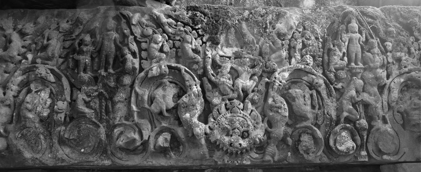 Bild 8.1: Mauerring IV West-Gopuram, Türsturz mit drei Gottesbildern