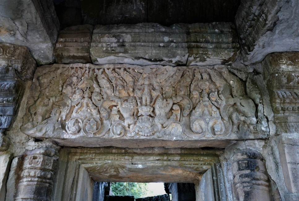 Bild 9: Mauerring IV Nord-Gopuram, Türsturz auf Säulen und Türrahmen 