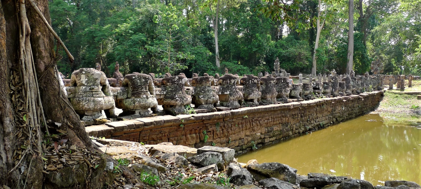 Bild 1: Preah Khan Tempel – nördlicher Damm mit Balustrade und Relief 