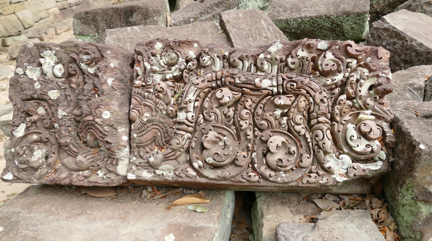 Preah Pithu Tempel T: zerbrochener Lintel mit Kala-Motiv (roter Sandstein)