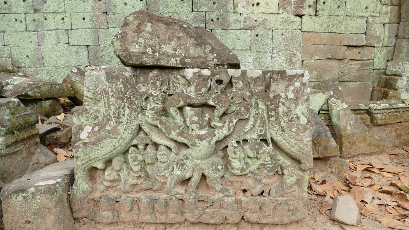 Preah Pithu Tempel U: Fragment des Tympanum vom West-Tor: Vishnu auf Garuda