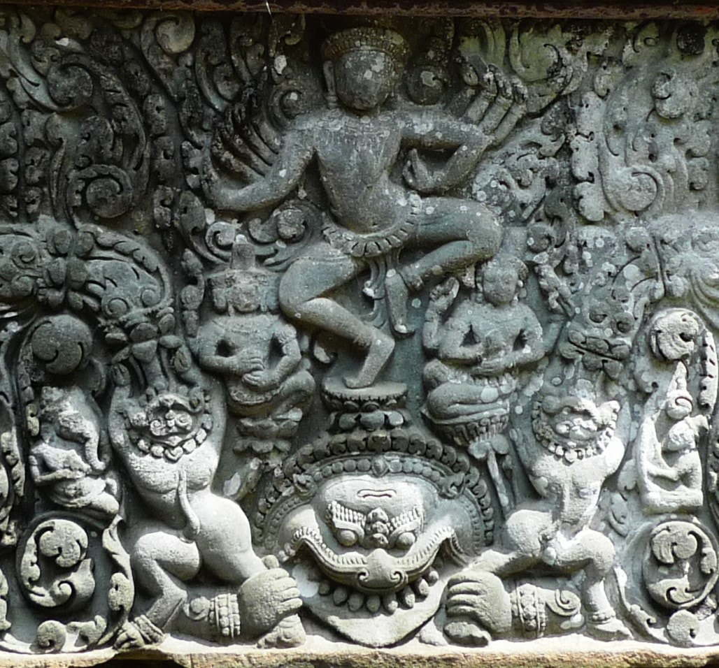 Prasat Preah Pithu – Tempel U: Shiva-Nataraja auf Kala. Brahma (links) & Vishnu (rechts)