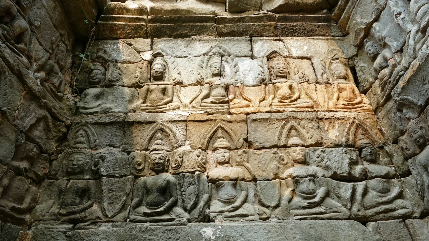 Prasat Preah Pithu – Tempel X: Buddha-Fries (2 Register umlaufend) in der Cella