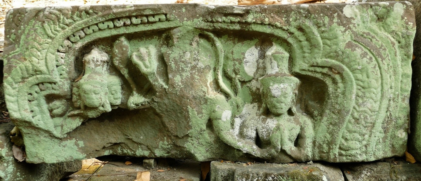 Prasat Preah Pithu: Trimurti Brahma-Shiva-Vishnu, Fragment eines Tympanum
