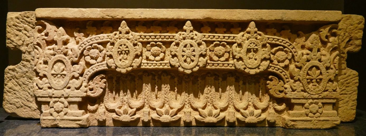 Bild 9: National Museum Siem Reap – Lintel I (geborgen im Trapeang Totoeng Thngai Tempel)