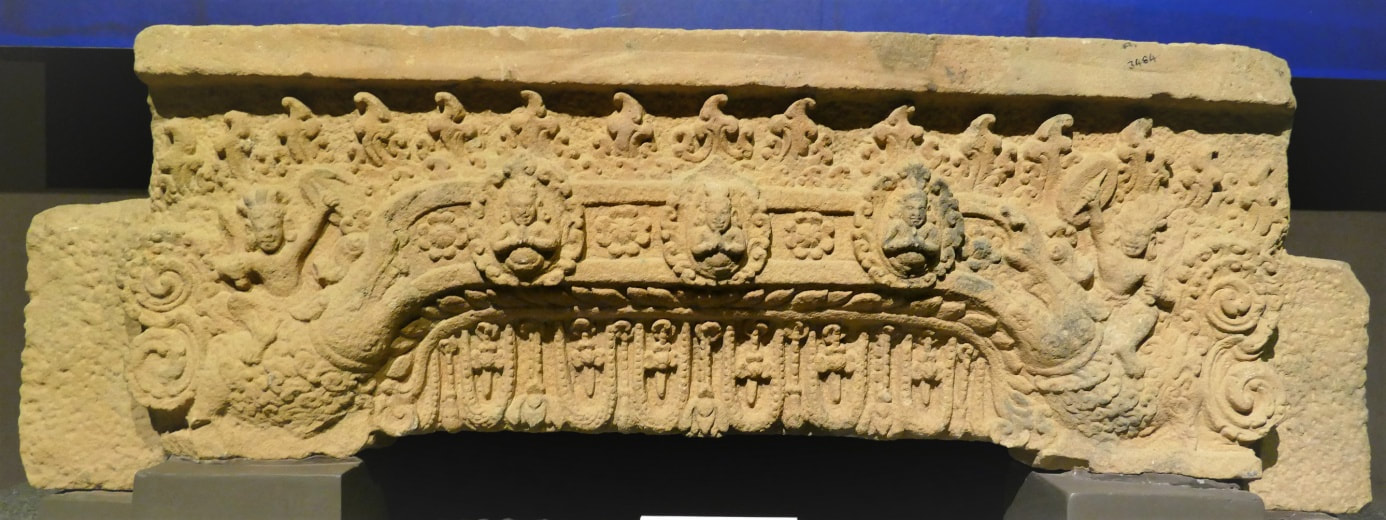 Bild 11: National Museum Siem Reap – Lintel III (geborgen im Svay Pream Tempel, Roluos)