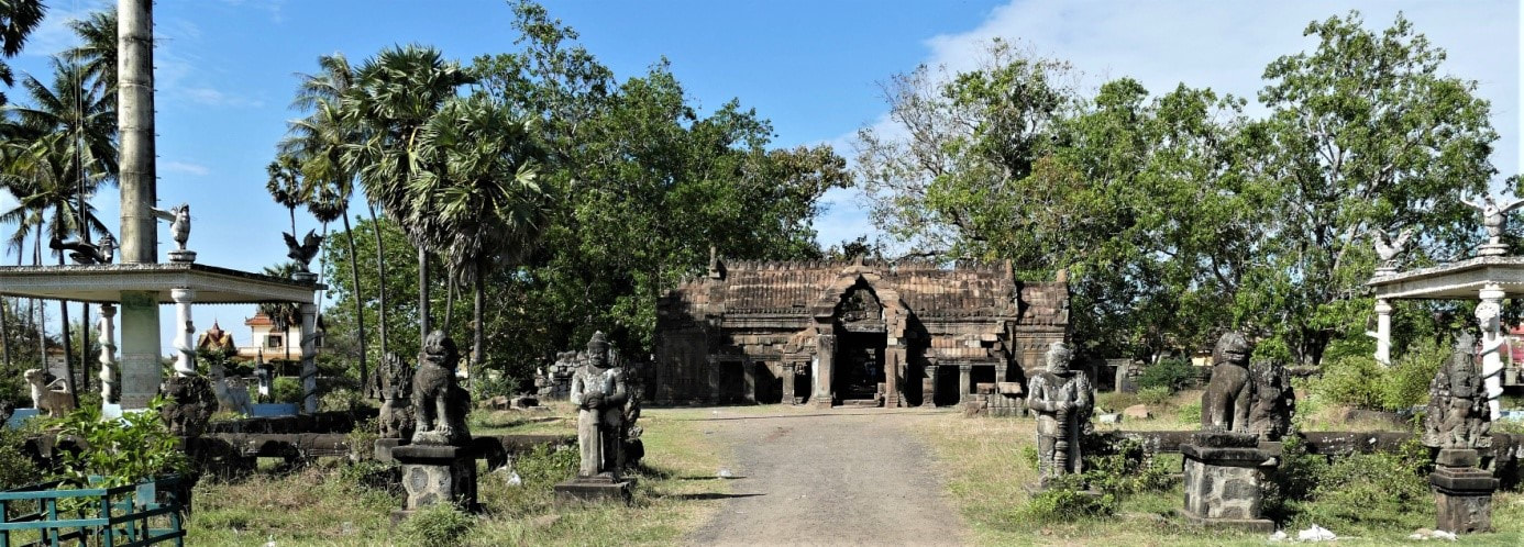 Bild 6: Blick auf Gopuram III Ost Vorplatz mit Statuen