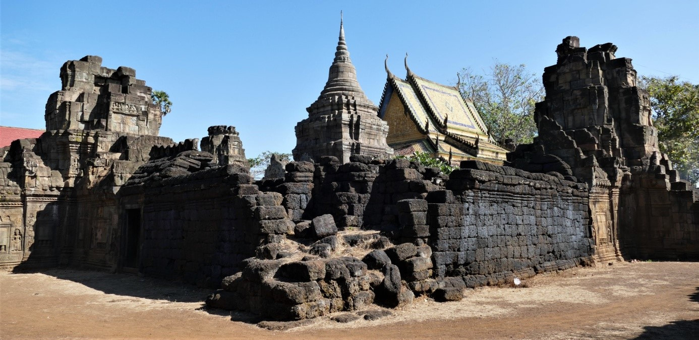 Bild 25: innerer Tempelbereich, Gopuram West I, Stupa, Tempelgebäude und Gopuram Süd I