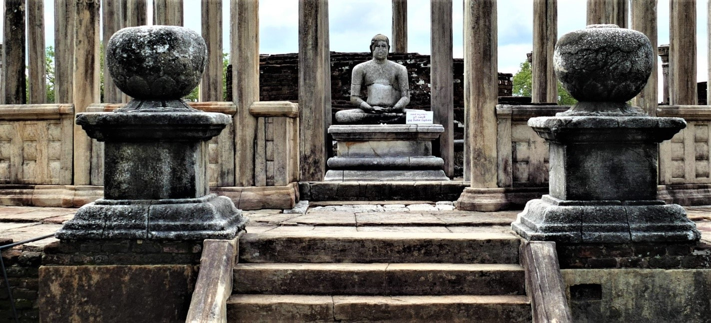 Bild 9: Medirigiriya – Zugang zum Vatadage mit Purnagatha und Buddha