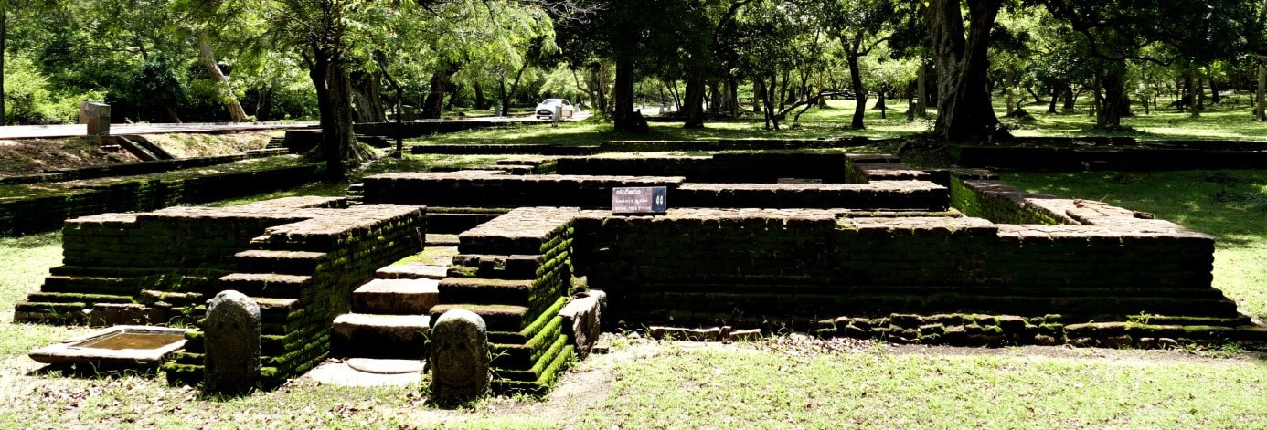 Bild 23: Polonnaruwa – Gebäude (Bodhighara) zwischen Manic Vehara und Kasuprad Parivena 