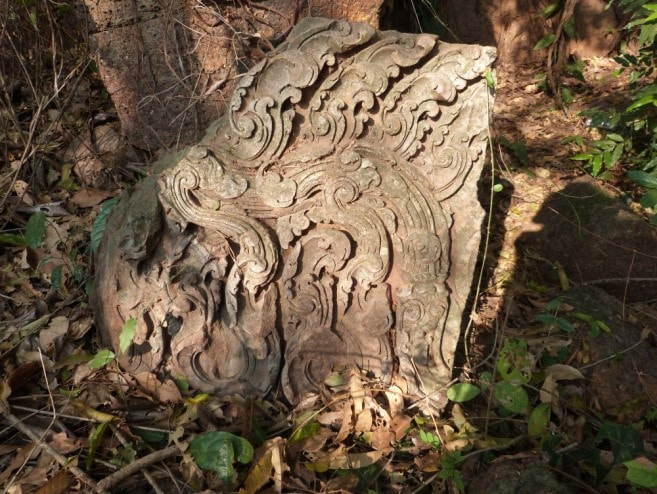 verzierter Giebelstein-Fund im entlegenen Tempel Rong Damrei bei Angkor Chum